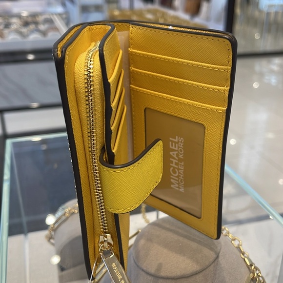 Michael Kors Medium Crossgrain Leather Wallet
COLOR GOLDEN YELLOW
NWT - Picture 10 of 16